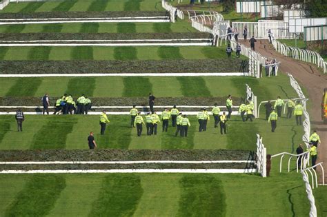 17:15 Aintree .